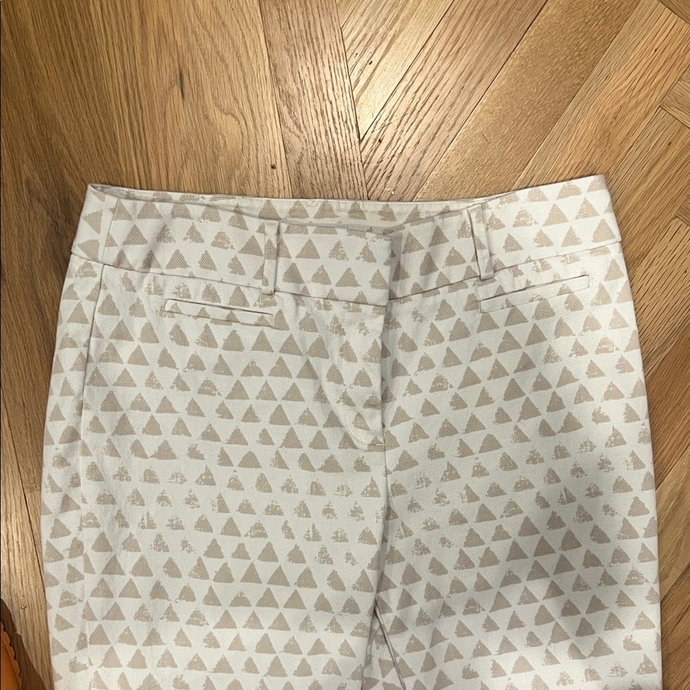 LOFT Riviera Crop White Pants with Beige Triangle Print - Size 6 - Picture 4 of 6